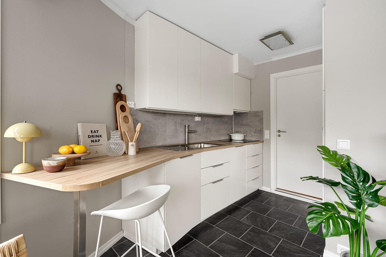 Jak dobrać oświetlenie do mebli kuchennych – efekt i oszczędność