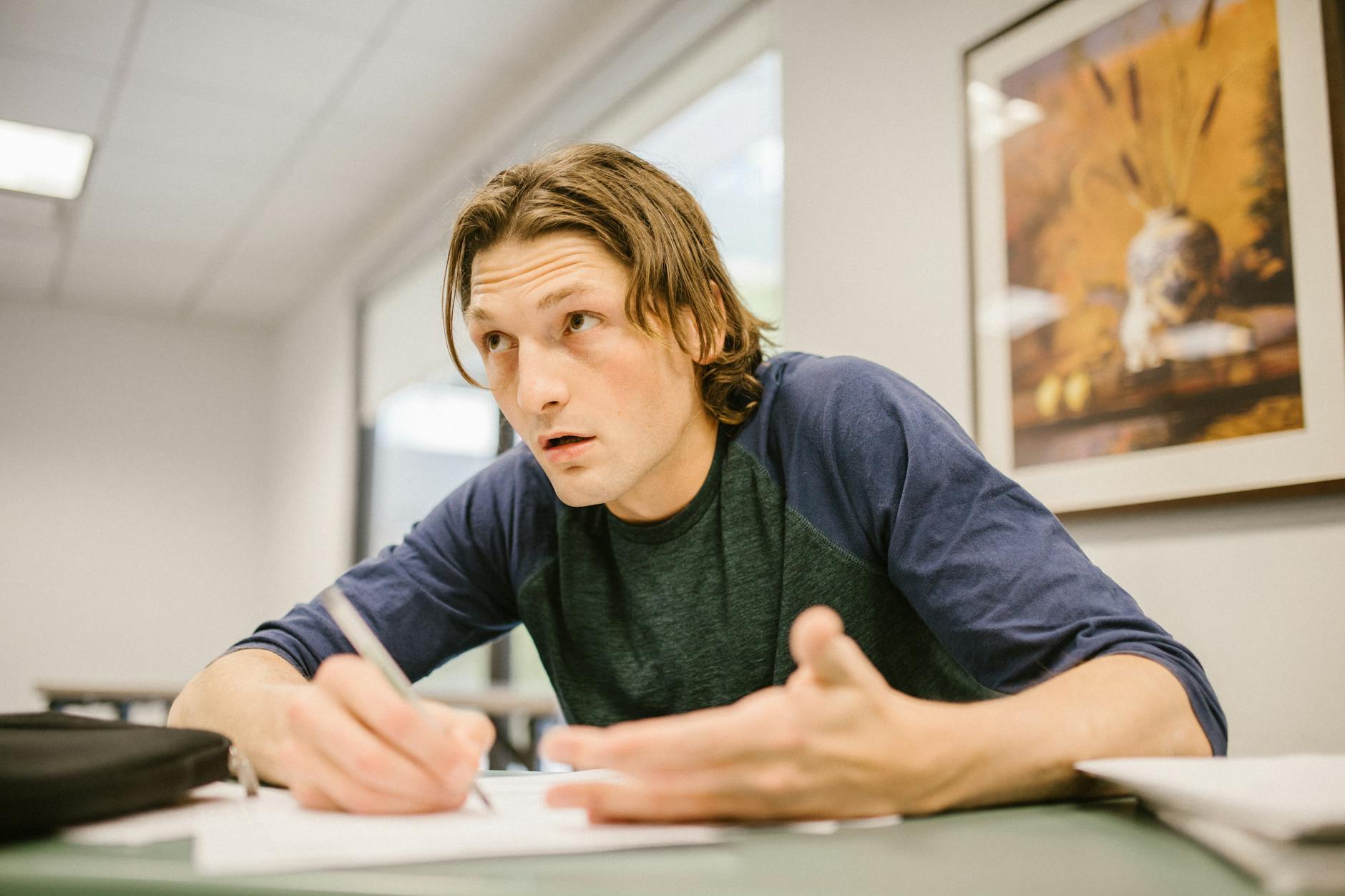 Studentka na uczelni skupiona nad testem w sali wykładowej