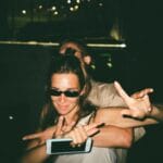 Młodzież pozująca do zabawnych zdjęć podczas imprezy szkolnej